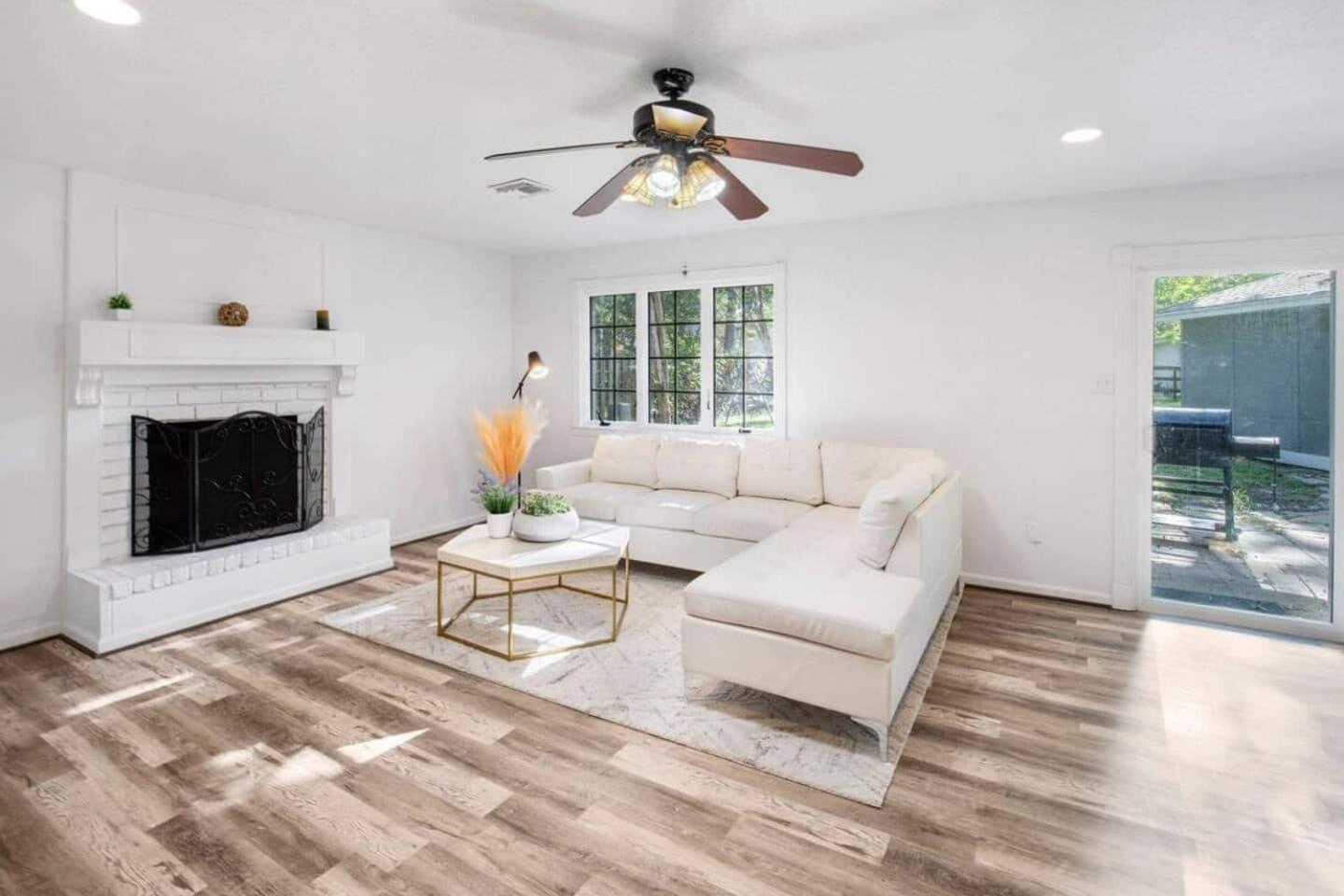 Вилла Sunmeadow Manor Retreat Friendswood Экстерьер фото